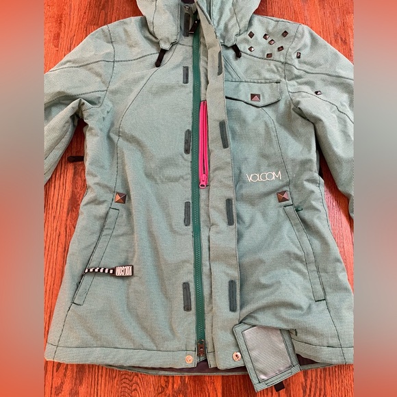 Volcom Snowboard Jacket - Picture 2 of 9